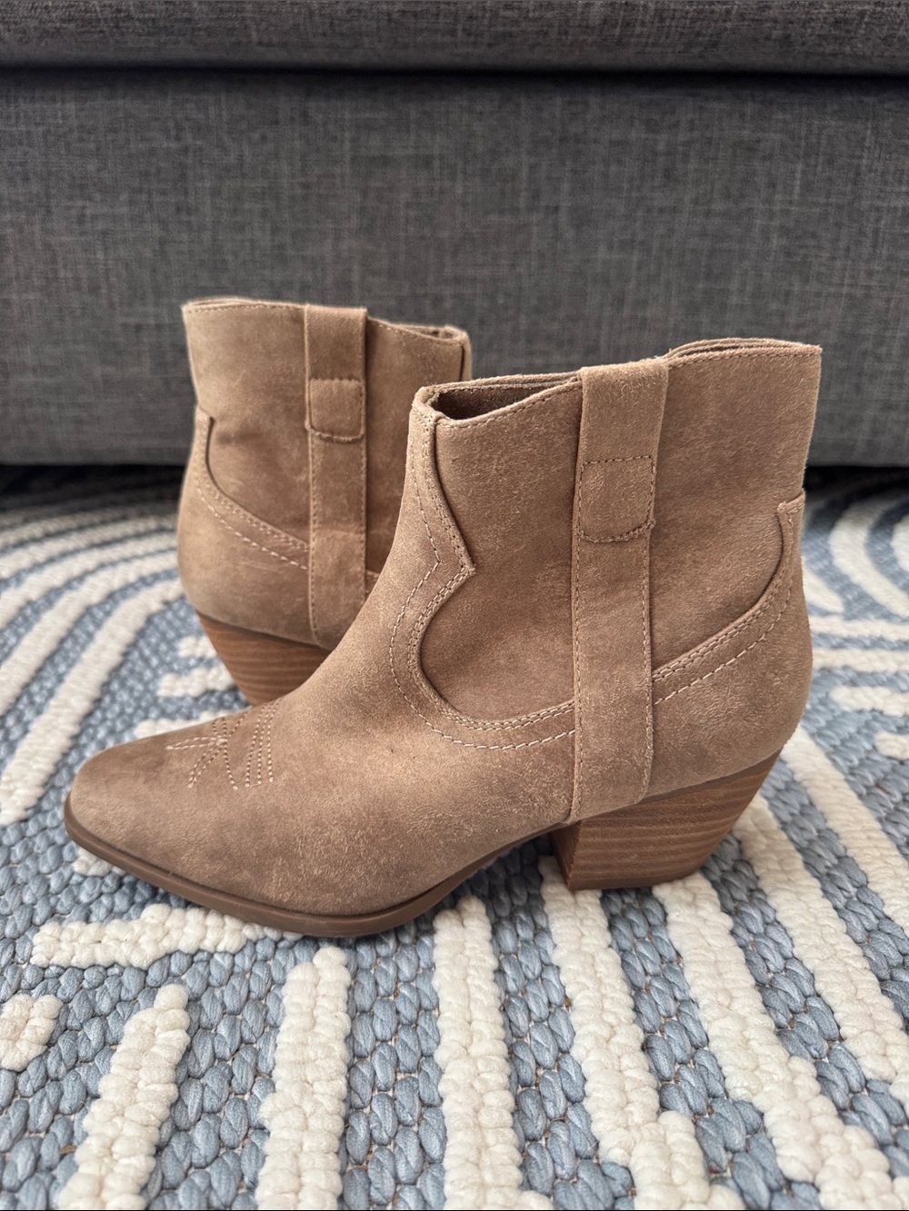 Dolce Vita Pueblo Suede Western Ankle Boots Taupe Women's Size 6 Block Heel Boot